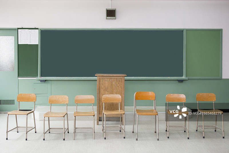日本教室里的椅子排成一排图片素材