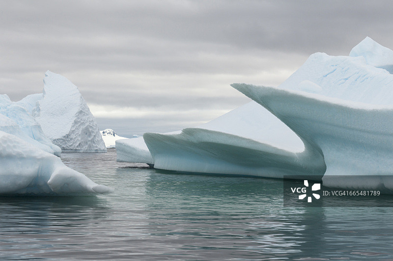 南极洲库弗维尔岛附近阿克托斯基半岛海岸的冰山图片素材