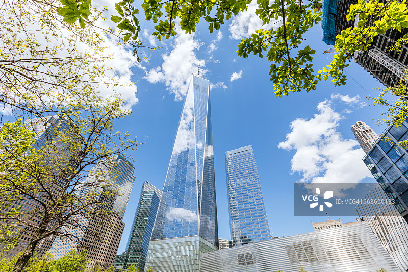 春天的世界贸易中心一号大楼，美国纽约图片素材