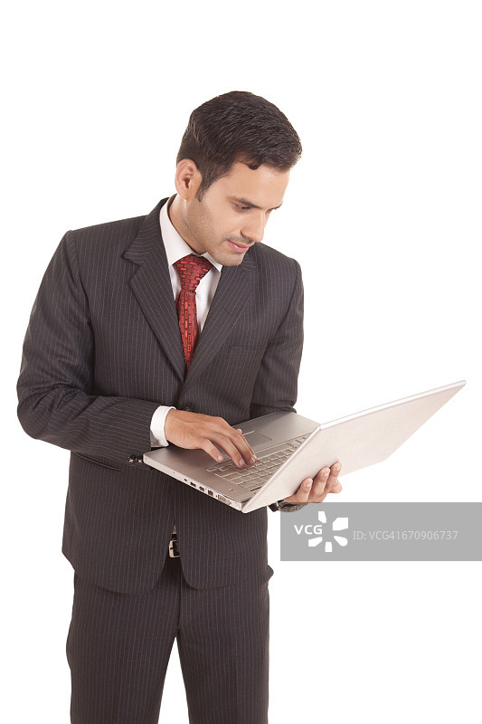 商人与笔记本电脑-孤立在一个白色的背景图片素材