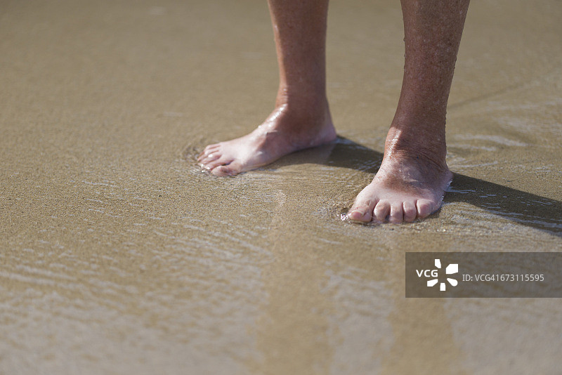沙滩上一个老女人的脚图片素材