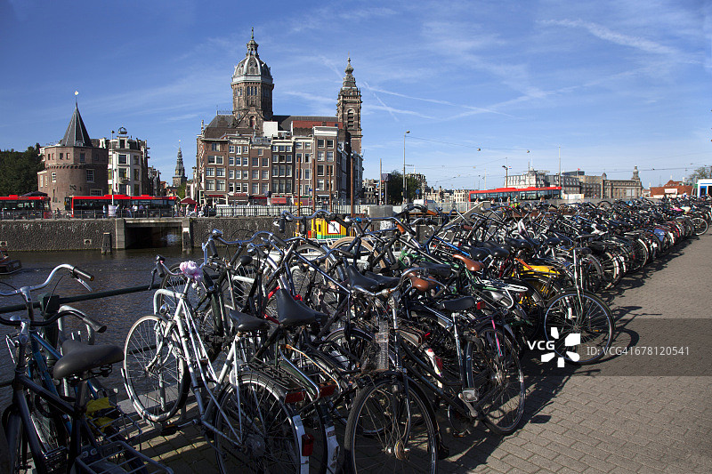 一排自行车停在运河旁边图片素材