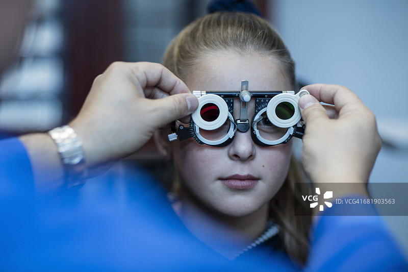 女孩正在验光师那里做视力检查图片素材