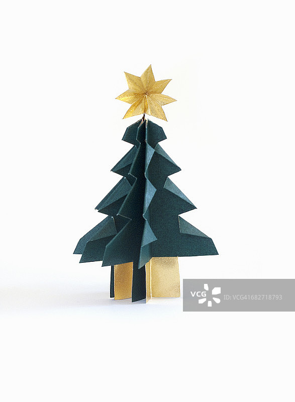 圣诞树折纸在白色的背景图片素材