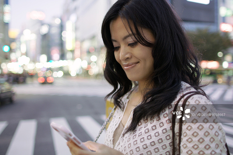 一名日本妇女在涉谷使用手机图片素材