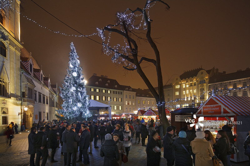 布拉迪斯拉发大广场上的圣诞市场。图片素材