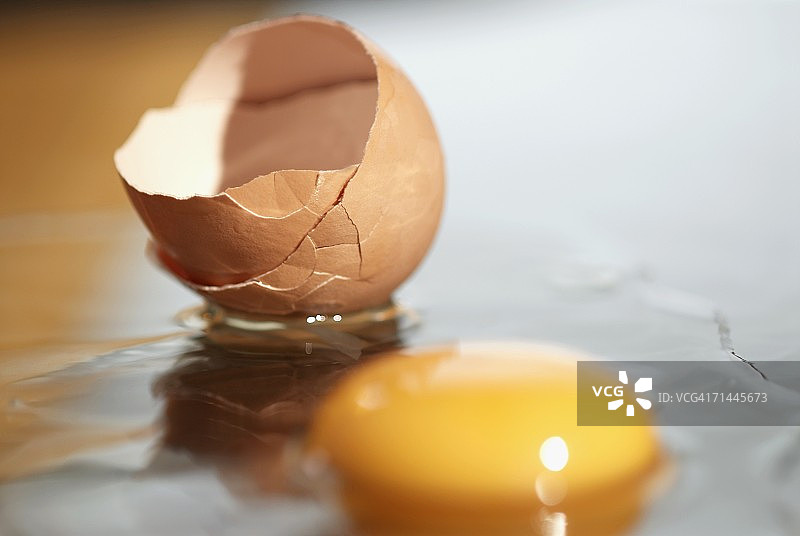 一个破碎的鸡蛋的特写图片素材