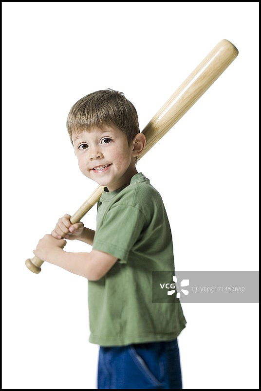 一个拿着棒球棒的男孩的肖像图片素材