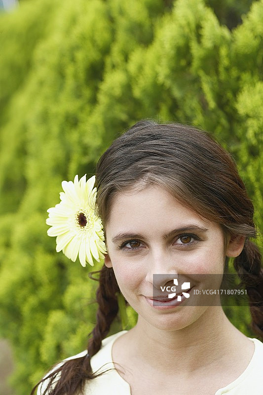一个戴着花的年轻女子的画像图片素材