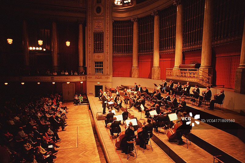 高角度的音乐家演奏音乐会，霍夫堡音乐会乐团，霍夫堡宫，维也纳，奥地利图片素材