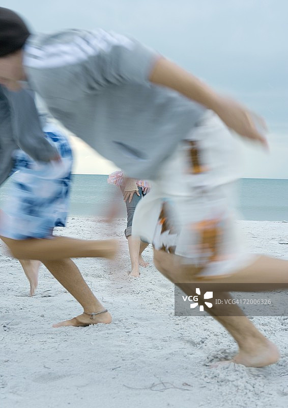 年轻人在海滩上跑步图片素材