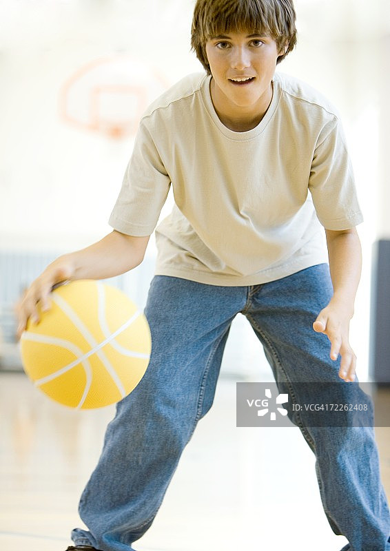 打篮球的少年图片素材