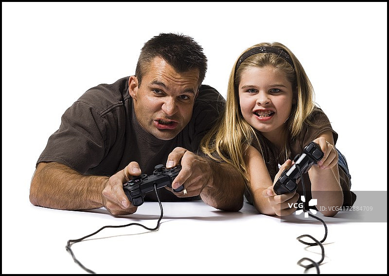 父亲和女儿在玩电子游戏图片素材