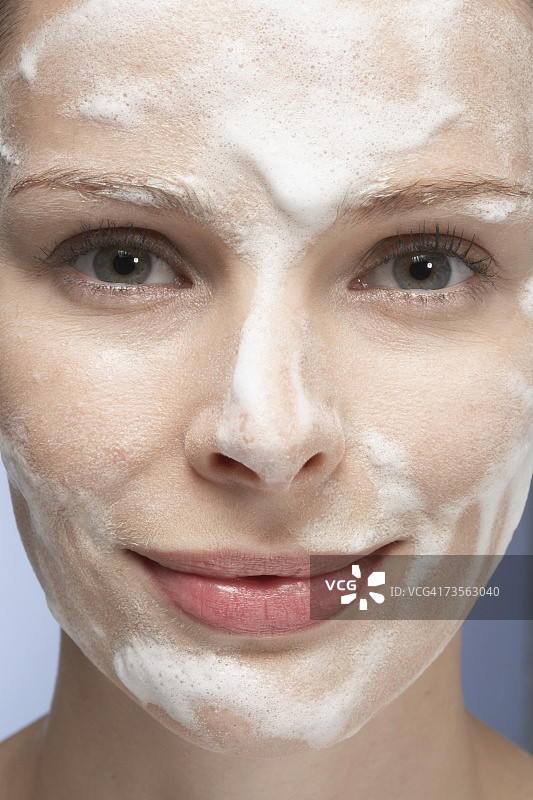 女人脸上的肥皂，特写图片素材