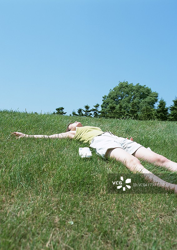 躺在草原上的女人图片素材