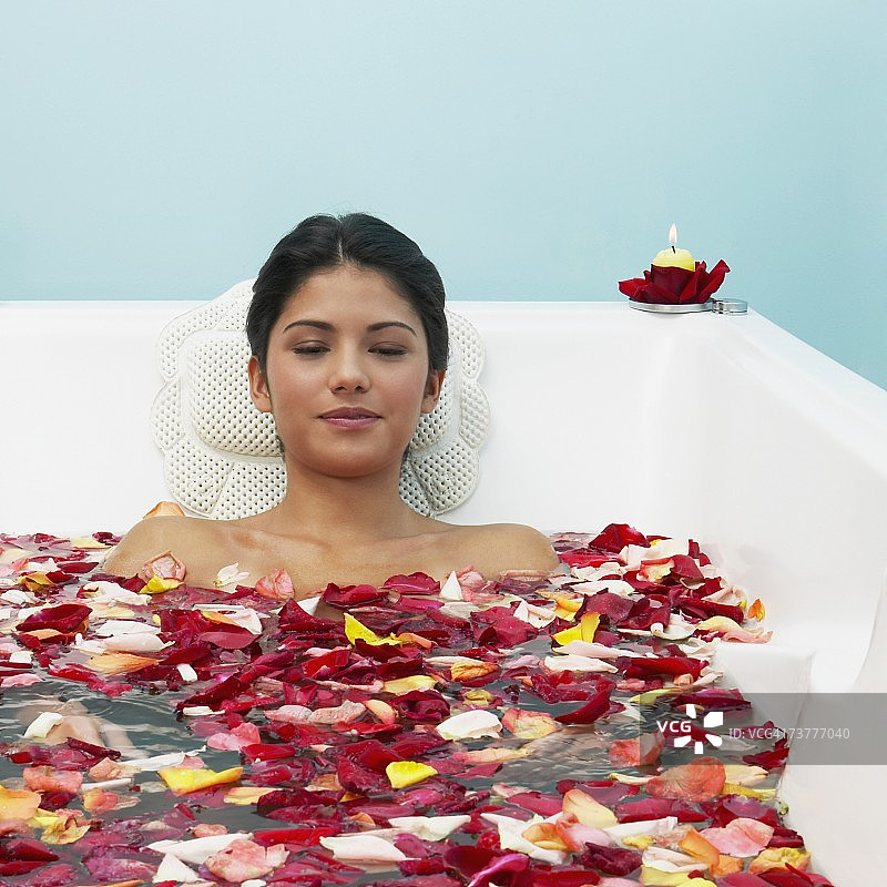 西班牙女人在浴缸里，还有花瓣图片素材