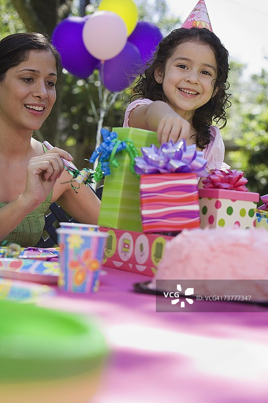 西班牙裔母亲和女儿在户外生日聚会上图片素材