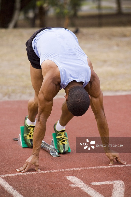 在跑道上的起跑点上的男运动员图片素材