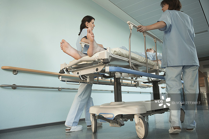 护士在走廊移动病人图片素材