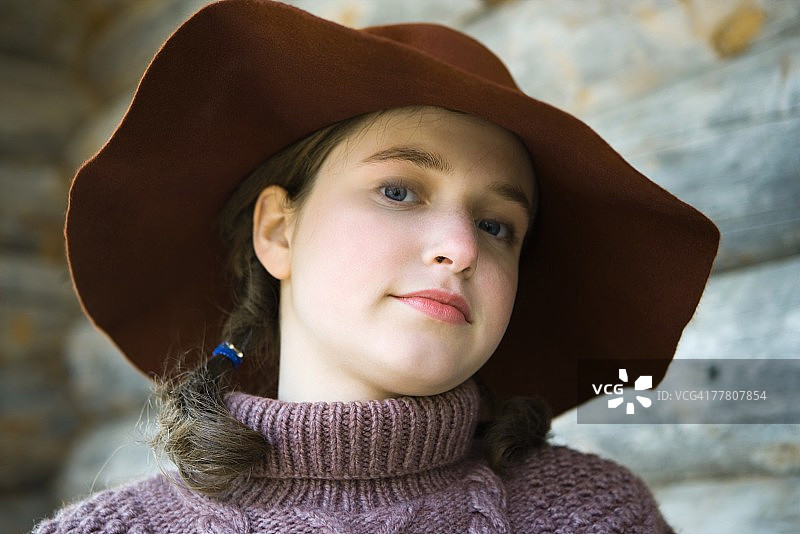 少女穿着高领毛衣和帽子，肖像图片素材