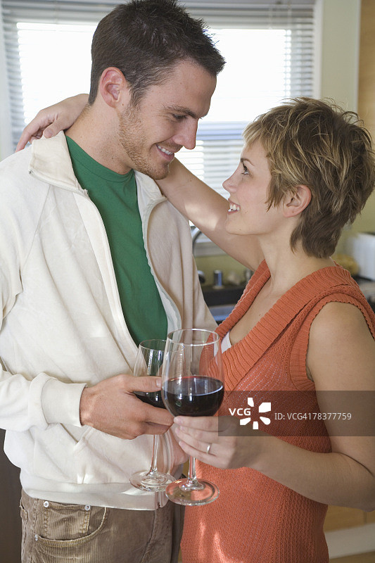 中年夫妇在厨房里祝酒图片素材