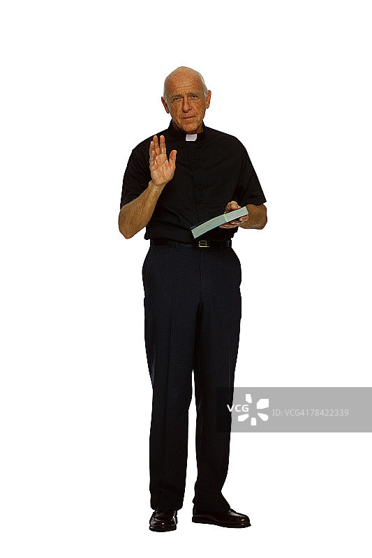 牧师手里拿着圣经站着图片素材