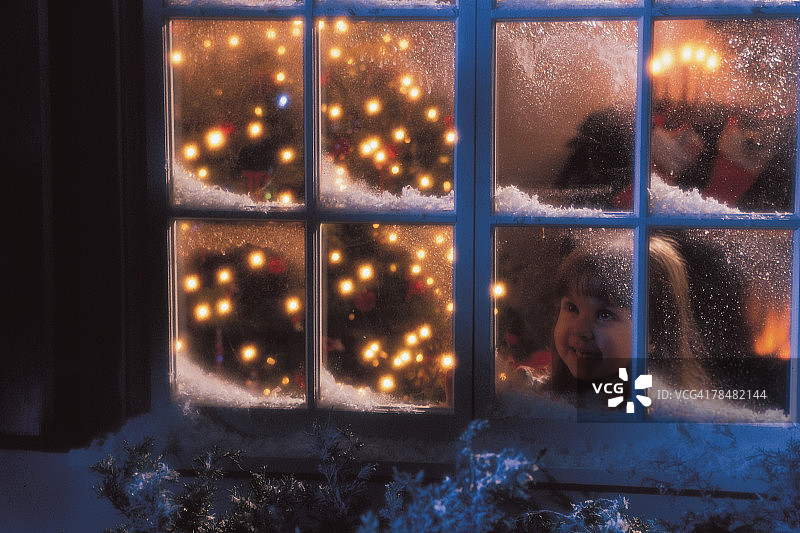 圣诞节看窗外的女孩图片素材