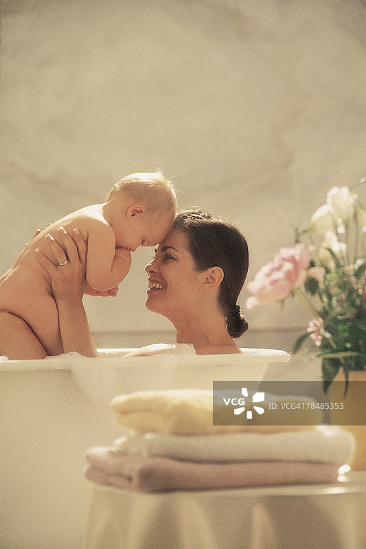 妈妈和宝宝在浴缸里图片素材