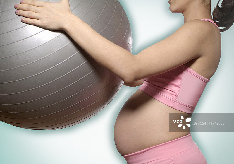 抱健身球的孕妇图片素材