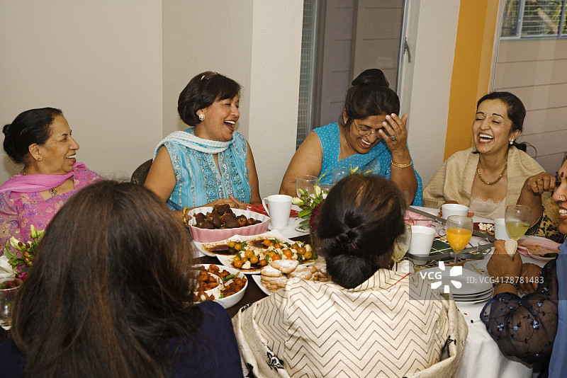 在晚餐时享受欢笑的女人图片素材
