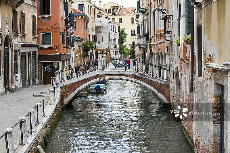 意大利威尼斯大运河上的一群人图片素材