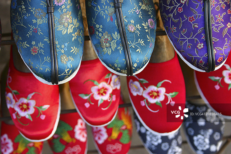 高角度的绣花拖鞋在衣架，北京，中国图片素材
