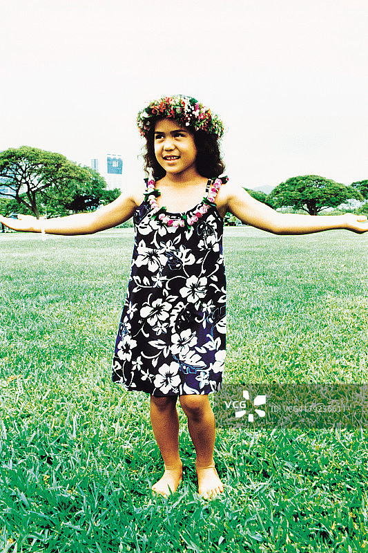 草裙舞小女孩在田野上跳舞图片素材