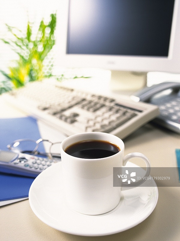 一杯茶和电脑的摄影，Pin Focus，高角度视图图片素材