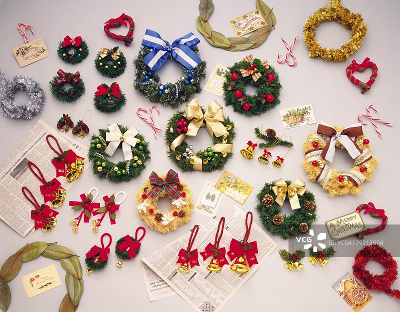 各种圣诞花环和装饰品，高角度视角，白色背景图片素材