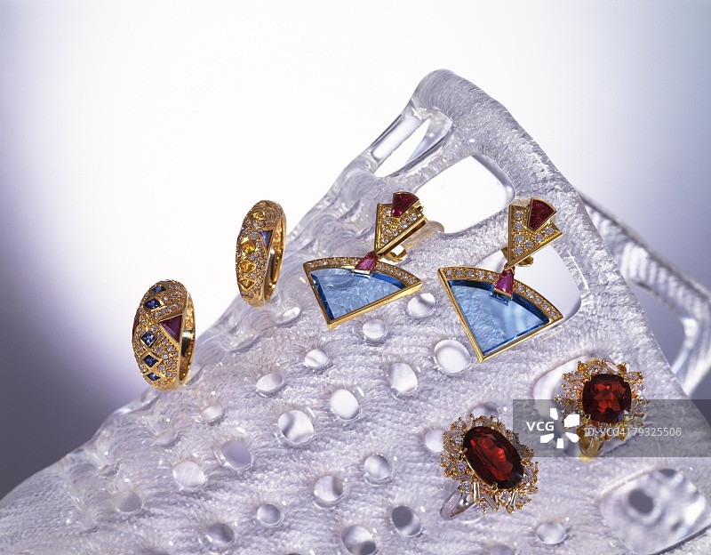塑料材质的珠宝戒指和耳环，高角度视角，彩色背景图片素材