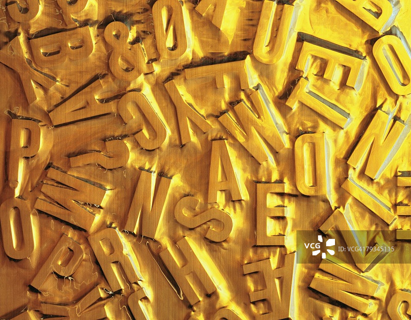 物体形状的字母覆盖着黄金液体图片素材