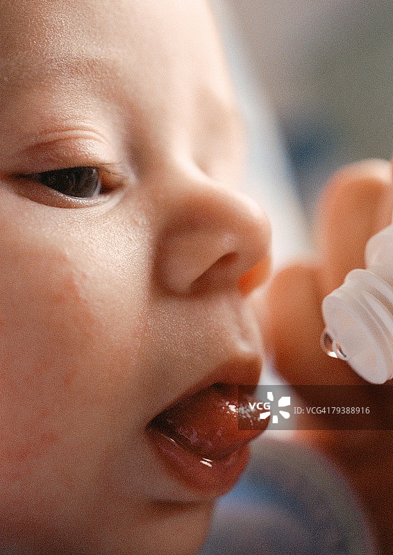 一个男婴正在用奶瓶喂奶图片素材