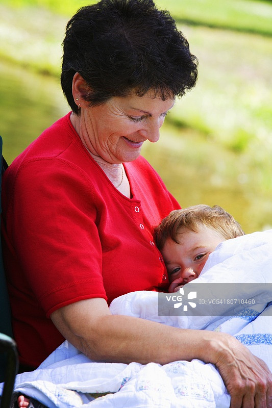 一个女人抱着她的孙子图片素材