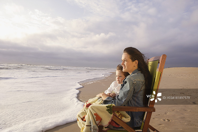 母亲和孩子坐在沙滩椅上图片素材