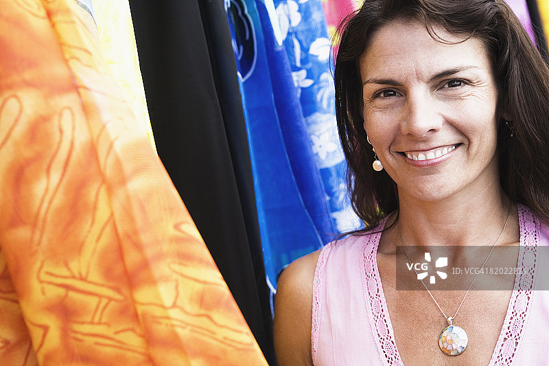 一个中年妇女在服装店微笑的特写图片素材