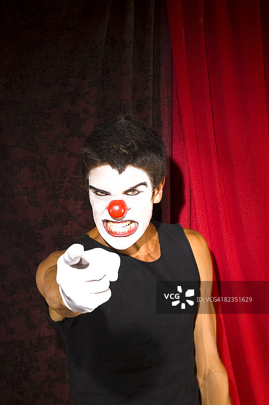 乌拉圭，小丑用坏脸指着摄像机图片素材