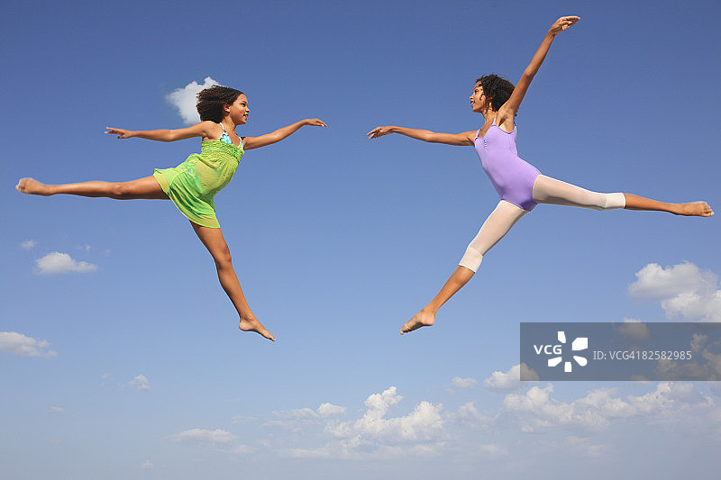 两位芭蕾舞演员在空中表演图片素材