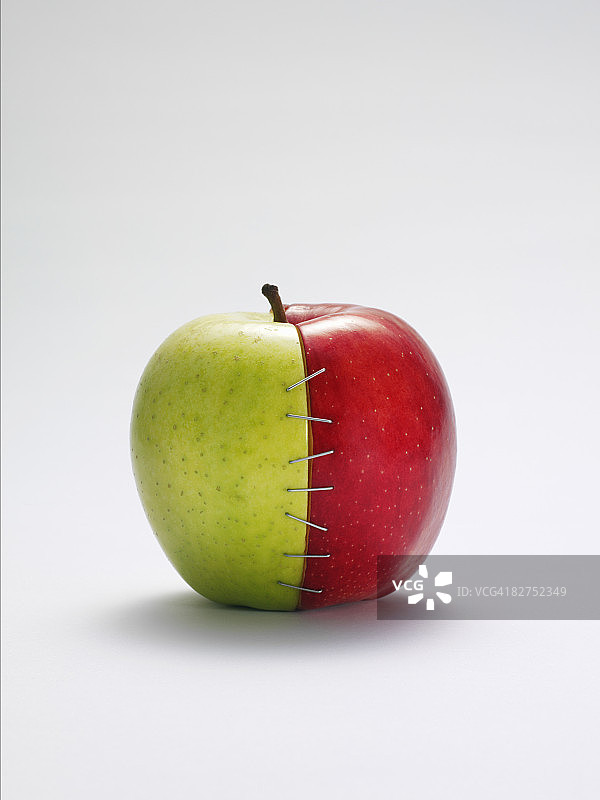 两半苹果用订书钉钉在一起图片素材