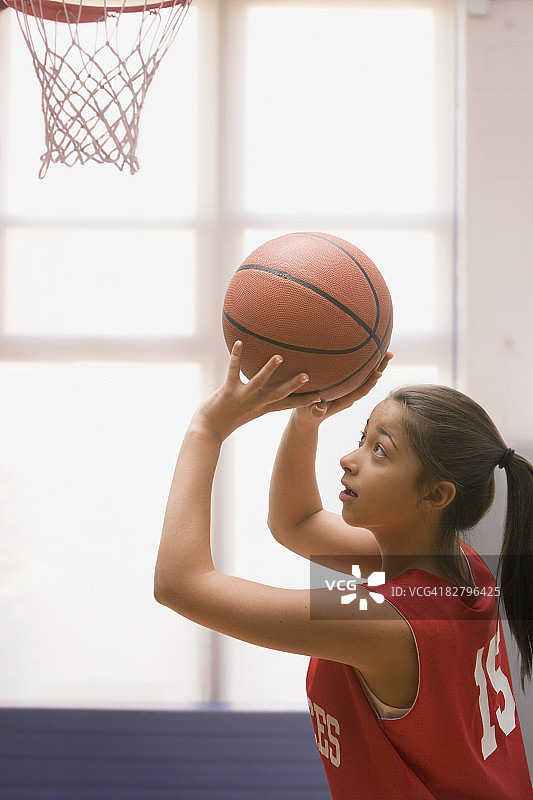 混血女孩打篮球图片素材