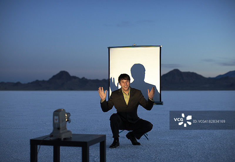 在沙漠中，一个人在屏幕前表演图片素材