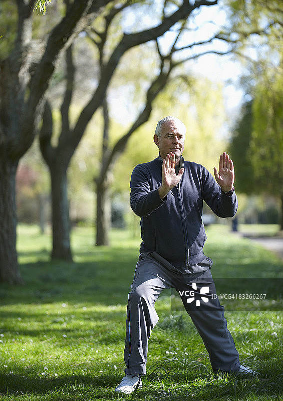 老人在公园里锻炼身体图片素材