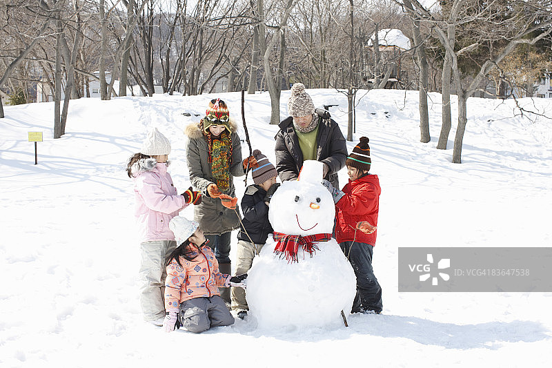 一家人堆雪人图片素材