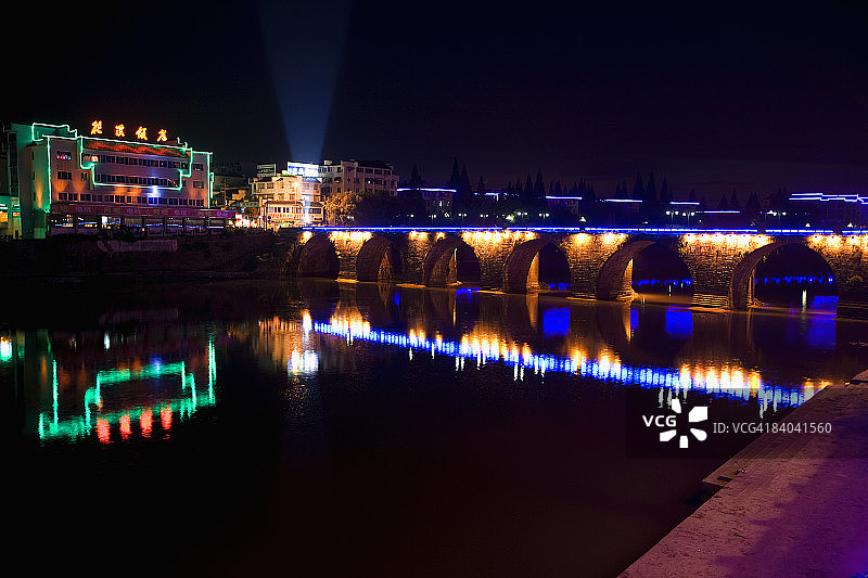 中国安徽省黄山市屯溪区拱桥夜间灯火通明图片素材