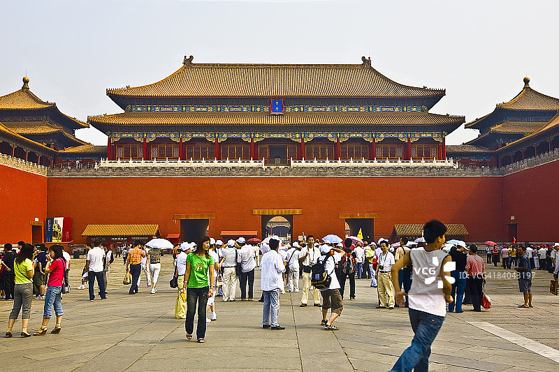 游客在一个庭院，午门，紫禁城，北京，中国图片素材